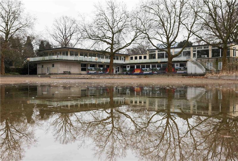 Verkaufstermin für Hamburger Café Seeterrassen steht Aussenansicht des zur Zeit geschlossenen Café Seeterrassen im Park Planten un Blomen. Foto: Christian Charisius/dpa