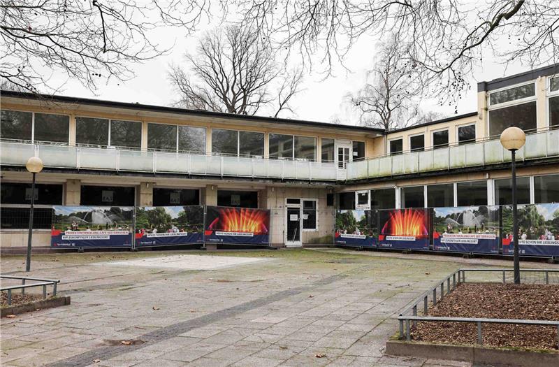Café Seeterrassen in Planten un Blomen soll wieder öffnen Außenansicht des zur Zeit geschlossenen „Cafe Seeterrassen“ im Park Planten un Blomen. Foto: Christian Charisius/dpa