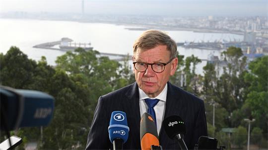 Außenminister Johann Wadephul (CDU) äußert sich in der algerischen Hauptstadt Algier vor Journalisten.