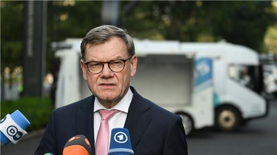 Außenminister Johann Wadephul (CDU) äußert sich zum Abschluss seines Besuchs in China auf eine Frage hin auch zu den Verhandlungen über eine Friedenslösung in der Ukraine.