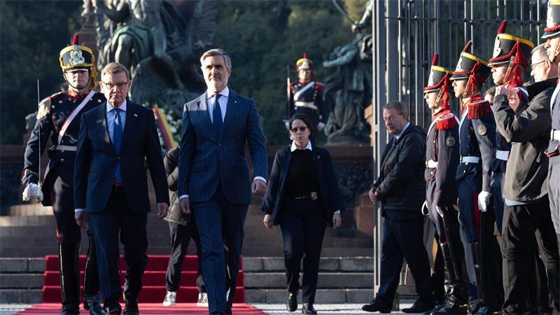 Deutschland und Argentinien vereinbaren Rohstoffkooperation Außenminister Johann Wadephul (CDU, l.) ehrt in der argentinischen Hauptstadt Buenos Aires den Freiheitskämpfer José de San Martin.