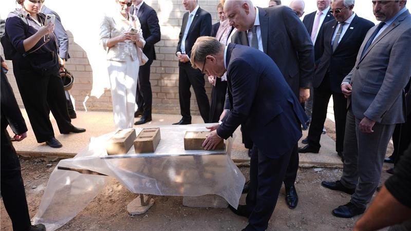 Wadephul zurückhaltend bei rascher Rückführung von Syrern Außenminister Johann Wadephul (CDU) macht sich ein Bild von einem Projekt, das Binnenvertriebenen ermöglichen soll, günstig mit Lehmziegeln zu bauen.