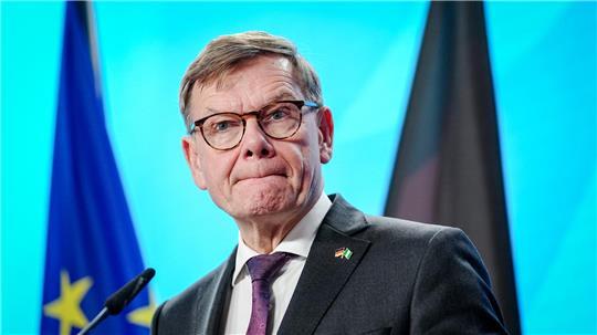 Außenminister Johann Wadephul (CDU) spricht am Rande des Plenums der Binationalen Deutsch-Nigerianischen Kommission auf einer Pressekonferenz zu den Medienvertretern.