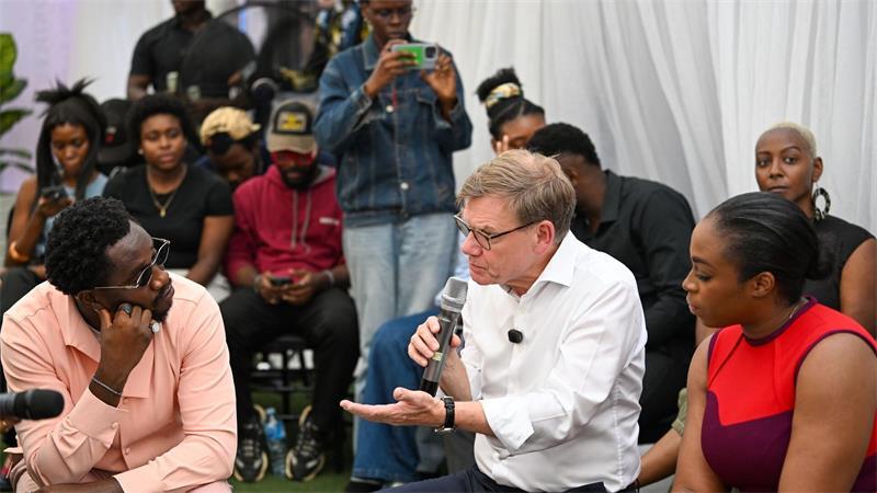 Außenminister Johann Wadephul (CDU) trifft sich in der nigerianischen Wirtschaftsmetropole Lagos mit jungen Influencerinnen und Influencern. 