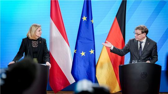 Außenminister Johann Wadephul (CDU) wollte in Lübeck mit den Kolleginnen und Kollegen aus Österreich, der Schweiz und Liechtenstein zusammenkommen - doch der Termin musste verschoben werden. Hier ist er bei einem Treffen mit der österreichischen Außenministerin Beate Meinl-Reisinger zu sehen.