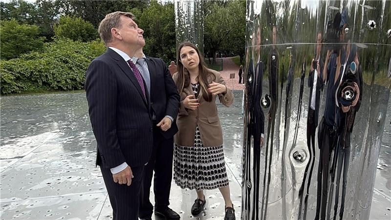 Außenminister Johann Wadephul besichtigt in der Holocaust-Gedenkstätte Babyn Jar eine Installation zum Gedenken an die Opfer.