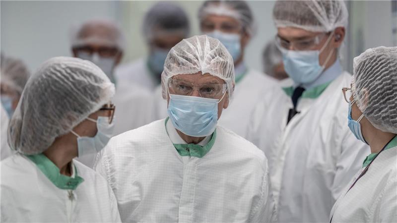 Außenminister Johann Wadephul besucht das Werk des deutschen Pharmaherstellers Merck Naucalpan in Mexiko und lässt sich, bekleidet mit Schutzausrüstung die Produktion erklären.