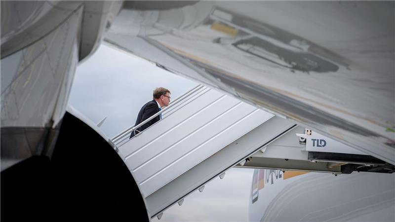 Außenminister Johann Wadephul geht nach der Generaldebatte der UN-Vollversammlung in New York auf dem JFK-Flughafen die Gangway zum Airbus A350 der Luftwaffe für den Rückflug nach Berlin hinauf.