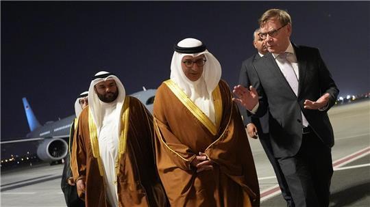 Wadephul beendet Nahostreise - Stopp in Israel Außenminister Johann Wadephul (r, CDU), wird nach der Ankunft auf dem Internationalen Flughafen Bahrain von Youssif Bu Giri (M), Leiter Menschenrechts und Rechtsabteilung des bahrainschen Außenministeriums, begrüßt.