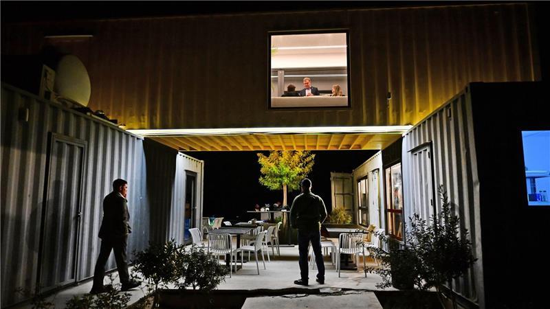 Außenminister Johann Wadephul steht während eines Besuchs in Zypern, vor einem Treffen mit dem Außenminister der Vereinigten Arabischen Emirate, im zweiten Stock eines Cafés.