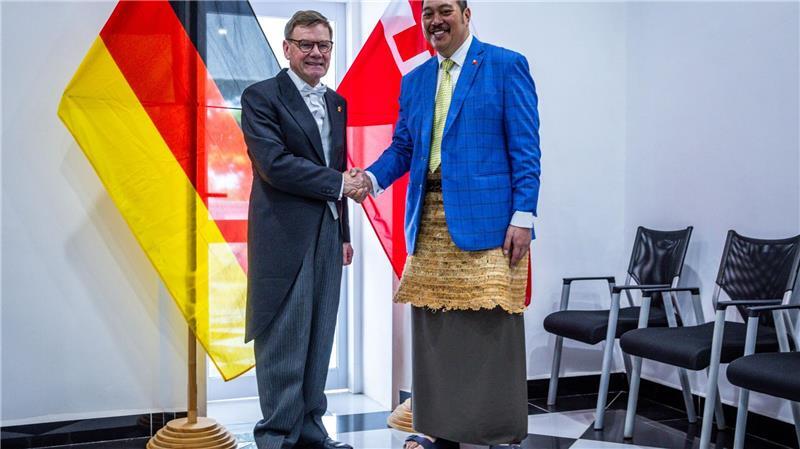 Außenminister Johann Wadephul und Außenminister Tupouto’a Ulukalala geben sich die Hand.