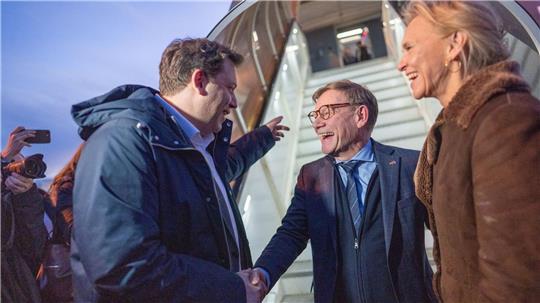 Außenminister Wadephul wurde unten am Flugzeug neben der isländischen Außenministerin Gunnarsdóttir auch von Vizekanzler Lars Klingbeil begrüßt. 