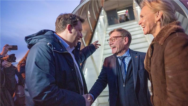 Außenminister Wadephul wurde unten am Flugzeug neben der isländischen Außenministerin Gunnarsdóttir auch von Vizekanzler Lars Klingbeil begrüßt. 