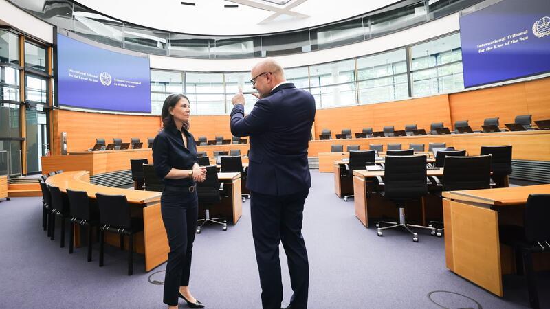 Außenministerin Annalena Baerbock (Grüne) besucht auf ihrer Sommerreise Hamburg. Am Rande kritisiert sie scharf den Umgang von Belarus mit einem Deutschen.