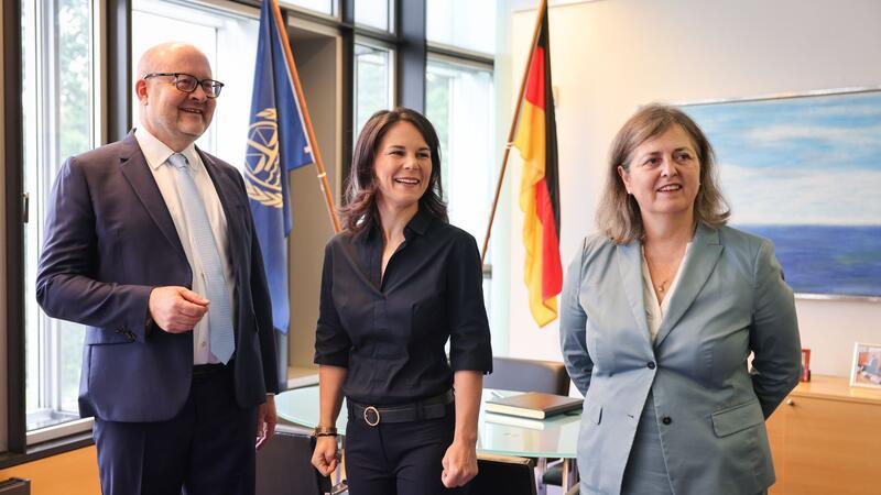 Außenministerin Annalena Baerbock (Grüne) besucht auf ihrer Sommerreise Hamburg. Am Rande kritisiert sie scharf den Umgang von Belarus mit einem Deutschen.