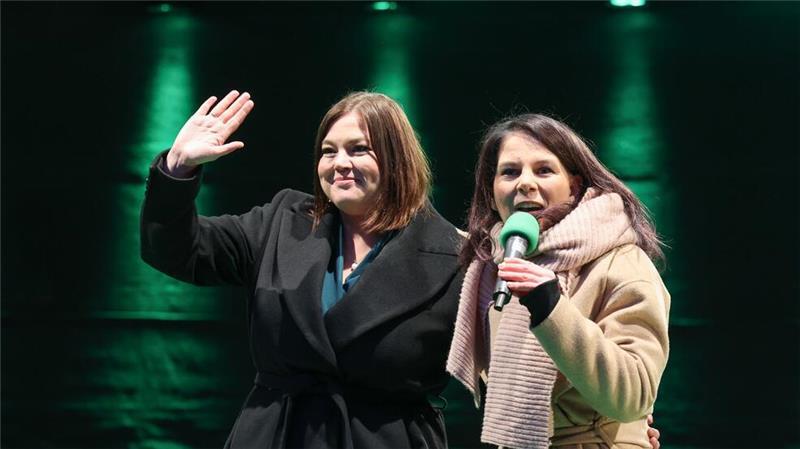 Wahlkampfendspurt in Hamburg mit Merz und Baerbock Außenministerin Annalena Baerbock (Grüne/rechts) lobt Hamburgs Grünen-Spitzenkandidatin Katharina Fegebank als erfolgreichste Wissenschaftsministerin Deutschlands.