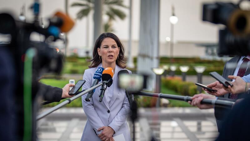 Baerbock an Israel: Humanitäres Völkerrecht einhalten Außenministerin Annalena Baerbock: Israel muss mehr humanitäre Hilfe in den Gazastreifen lassen.