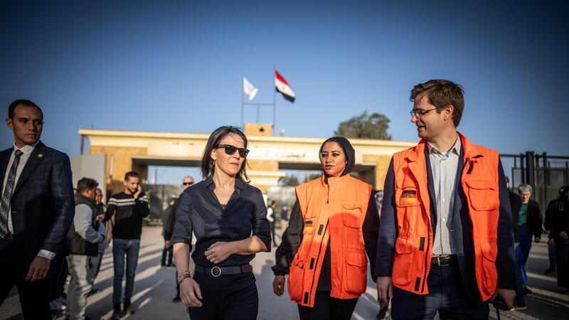 Außenministerin Annalena Baerbock besucht den Grenzübergang zum Gazastreifen in Rafah und spricht mit Mitarbeitern der Deutschen Botschaft. Baerbock führt nach dem Angriff der Hamas auf Israel Gespräche in Israel, den Palästinensischen Gebieten, Ägypten und dem Libanon.