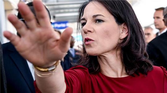 Außenministerin Annalena Baerbock besucht den Senegal. Neben der Zusammenarbeit mit dem westafrikanischen Land geht es am Rande auch um die Auswirkungen des Attentats auf den Präsidentschaftsbewerber Donald Trump in den USA. 