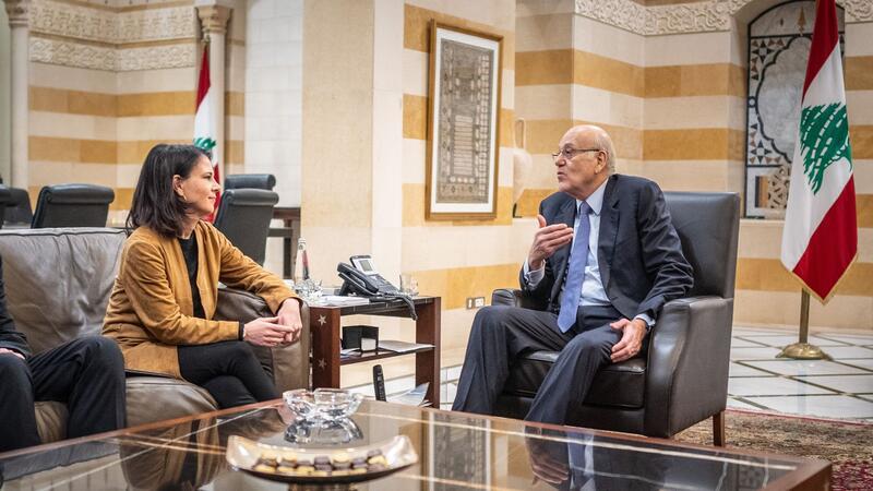 Baerbock: Unterstützung für libanesische Armee wird erhöht Außenministerin Annalena Baerbock führt ein Gespräch mit dem libanesischen Ministerpräsidenten Nadschib Mikati in Beirut.