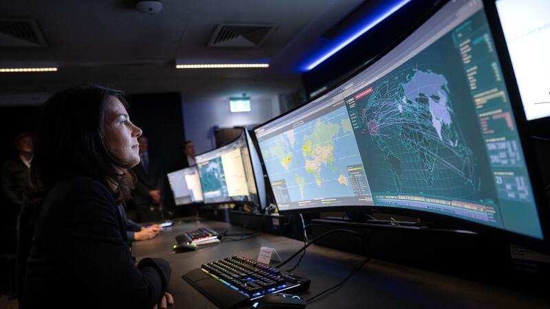 Regierung: Russland für Cyber-Angriff auf SPD verantwortlich Außenministerin Annalena Baerbock im Australischen Zentrum für Cyber-Zusammenarbeit.