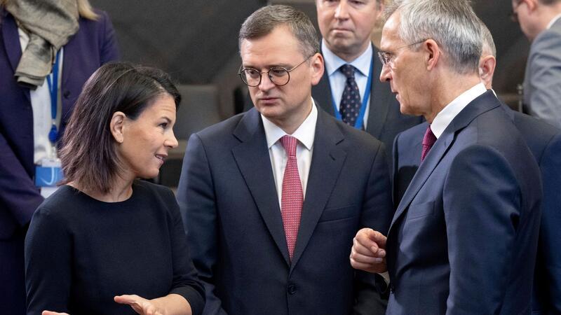 Außenministerin Annalena Baerbock im Gespräch mit ihrem ukrainischen Amtskollegen Dmytro Kuleba (M) und Nato-Generalsekretär Jens Stoltenberg.