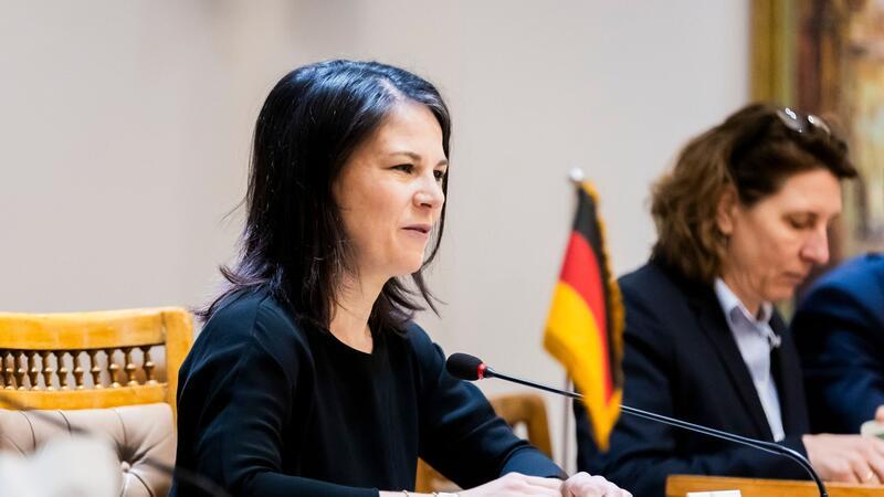 Baerbock: „Großoffensive auf Rafah darf es nicht geben“ Außenministerin Annalena Baerbock im Gespräch mit ihrem ägyptischen Kollegen Samih Schukri.