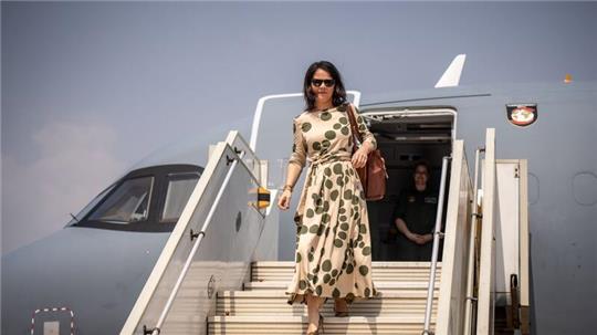 Außenministerin Annalena Baerbock kommt am Flughafen in Juba an.