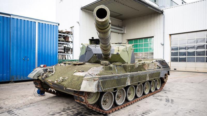 Außenministerin Annalena Baerbock startet ihre Sommerreise mit dem Besuch eines Rüstungsunternehmens in Flensburg. Dort werden Panzer für die von Russland angegriffene Ukraine produziert und aufbereitet - auch mit Hilfe ukranischer Fachkräfte.