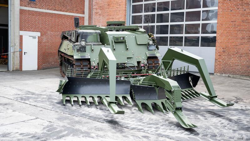 Außenministerin Annalena Baerbock startet ihre Sommerreise mit dem Besuch eines Rüstungsunternehmens in Flensburg. Dort werden Panzer für die von Russland angegriffene Ukraine produziert und aufbereitet - auch mit Hilfe ukranischer Fachkräfte. 