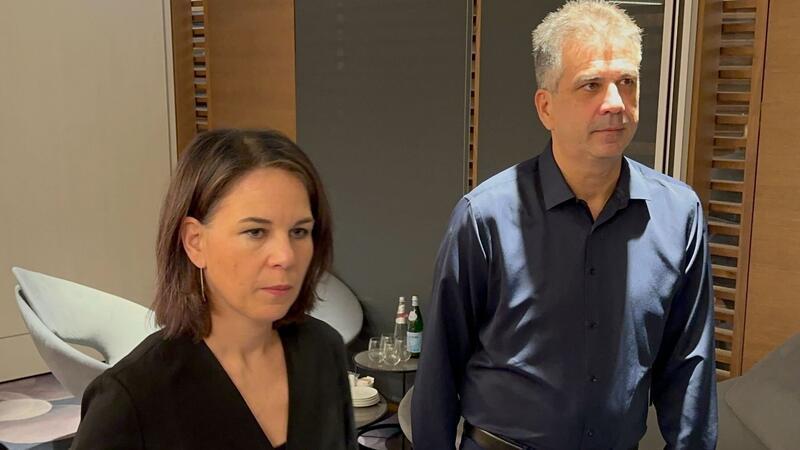 Baerbock auf Krisendiplomatie in Ägypten Außenministerin Annalena Baerbock trifft in Tel Aviv ihren israelischen Kollegen Eli Cohen.
