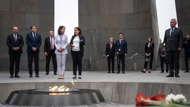 Außenministerin Annalena Baerbock und Edita Gsojan (r), Direktorin der Stiftung „Institut des Völkermordmuseums Armeniens“ stehen gemeinsam an der ewigen Flamme. Die Gedenkstätte Zizernakaberd erinnert an den Völkermord an Armeniern von 1915.