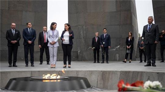 Außenministerin Annalena Baerbock und Edita Gsojan (r), Direktorin der Stiftung „Institut des Völkermordmuseums Armeniens“ stehen gemeinsam an der ewigen Flamme. Die Gedenkstätte Zizernakaberd erinnert an den Völkermord an Armeniern von 1915.