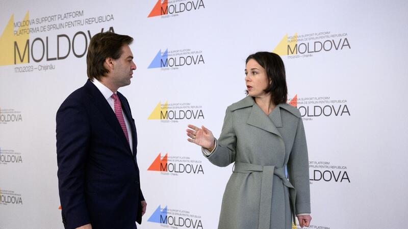 Baerbock: Stehen Schulter an Schulter mit Ukraine und Moldau Außenministerin Annalena Baerbock und ihr Amtskollege aus der Republik Moldau, Nicu Popescu, bei der Konferenz der Moldau-Unterstützungsplattform im Palast der Republik in Chisinau.