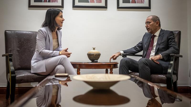 Baerbock berät in Jordanien über Lage in Nahost Außenministerin Annalena Baerbock unterhält sich mit dem jordanischen Außenminister Aiman al-Safadi.