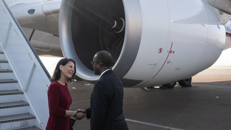 Außenministerin Baerbock in Ruanda Außenministerin Annalena Baerbock wird auf dem Flughafen von Kigali von ihrem Amtskollegen Vincent Biruta empfangen.