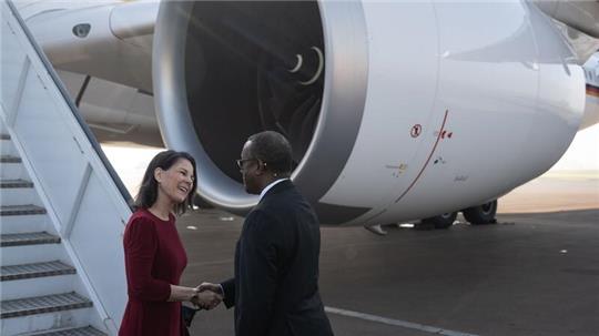 Außenministerin Annalena Baerbock wird auf dem Flughafen von Kigali von ihrem Amtskollegen Vincent Biruta empfangen.