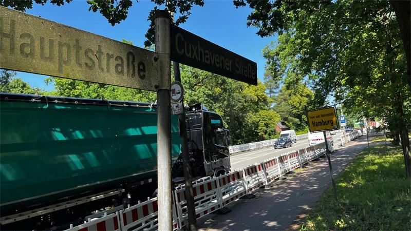 B73-Bauarbeiten in Hamburg - und eine rätselhafte Baustelle in Stade Außerhalb der Ferien nutzen werktags 40.000 Fahrzeuge die B73 in Hamburg.