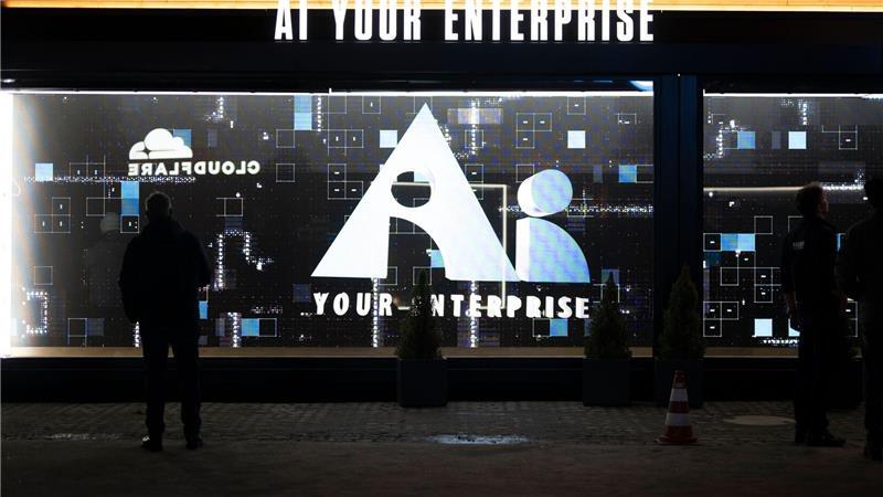 Weltpolitik im Alpenort: Fünf Beobachtungen aus Davos Außerhalb der Kongresshalle ging es vor allem um Künstliche Intelligenz. (Archivbild)