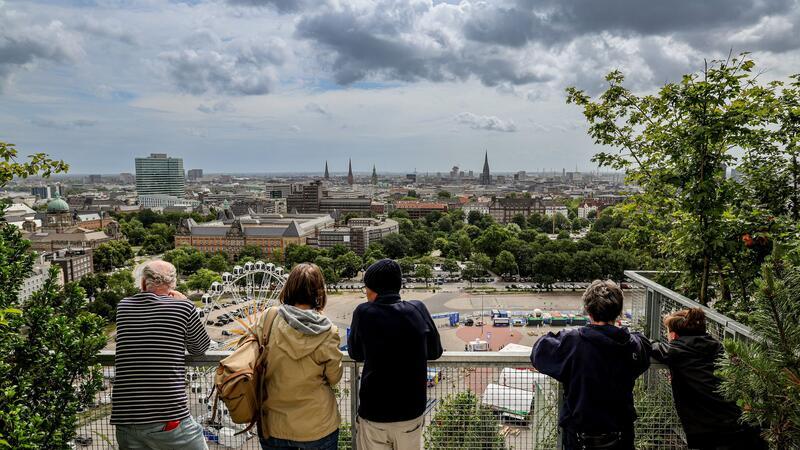 Grüner Hamburger Bunker für alle offen - Besucher begeistert Aussicht bestaunen