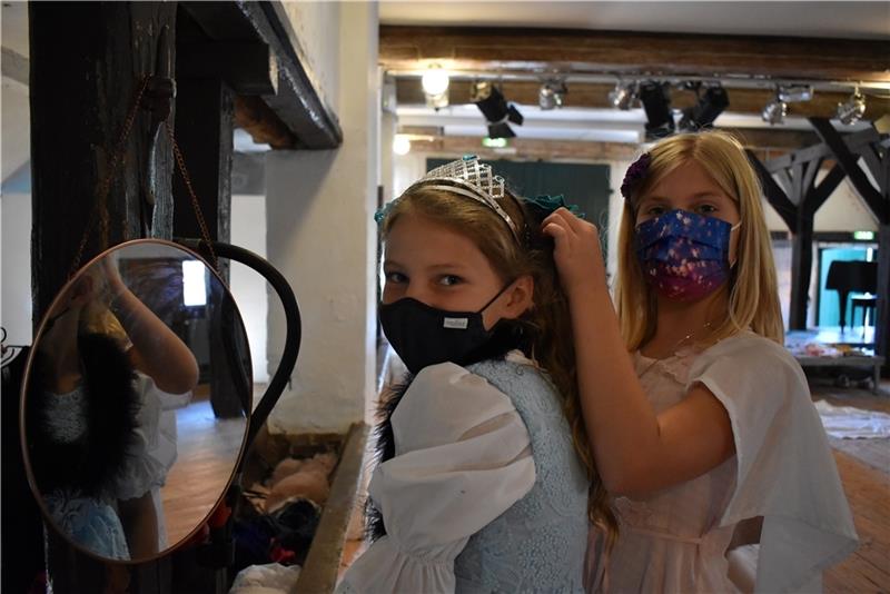 Ahlerstedter Schüler auf Entdeckungsreise im Agathenburger Schloss Ausstaffiert mit feinen Kleidern fehlt bei Femke und Emma Marie nur noch der Haarschmuck.