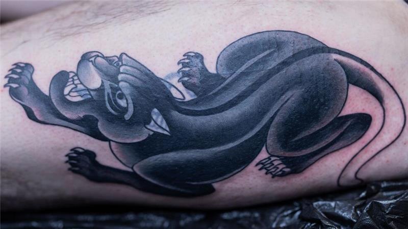 Hakenkreuz adieu: Sie übermalen kostenlos alte Nazi-Tattoos Aussteigern aus der rechtsextremen Szene wird so bei einem Einstieg in ein neues Leben geholfen.