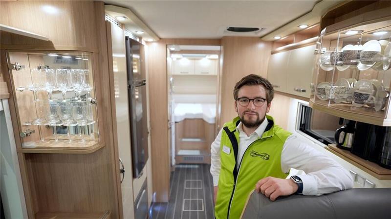 Aussteller Luca Reimers steht in dem Luxus-Reisemobil für rund 400.000 Euro.