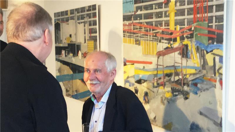 Seltener Einblick: Dirk Behrens öffnet sein kreatives Reich Dirk behrens im Gespräch mit einem Ausstellungsbesucher im Kulturforum