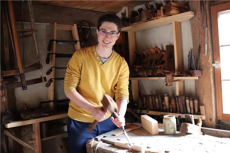 Ausstellungskurator Chris Stölting mit einem sogenannten Stechbeitel in der bestehenden Tischlerausstellung des Freilichtmuseums am Kiekeberg. Foto: Museum