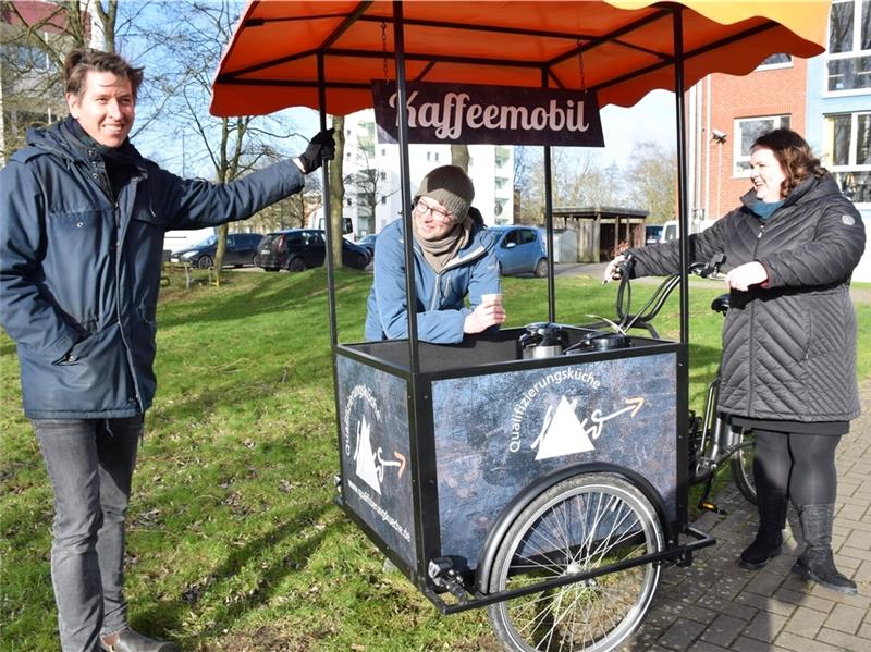 Altländer Viertel: Frische Ideen fürs Problemquartier Austausch am Kaffeemobil – diese drei wollen das Leben im Altländer Viertel bereichern (von links): Quartiersmanager Christoph Grüneberg, Stadtteilpfleger Moritz Timm und Projektkoordinatorin Julia Pleyn. Foto: Strüning