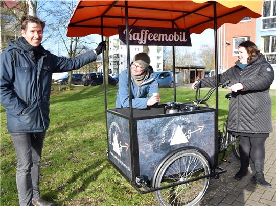 Austausch am Kaffeemobil – diese drei wollen das Leben im Altländer Viertel bereichern (von links): Quartiersmanager Christoph Grüneberg, Stadtteilpfleger Moritz Timm und Projektkoordinatorin Julia Pleyn. Foto: Strüning