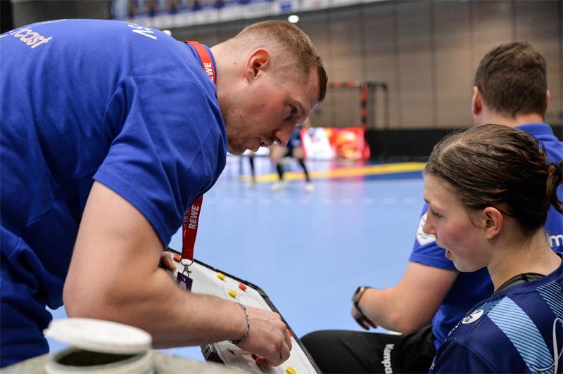 100 Tage Jonas Schlender: Ein Handball-Nerd auf der BSV-Bank Austausch am Spielfeldrand: Trainer Schlender stimmt sich mit Spielmacherin Anika Hampel ab.