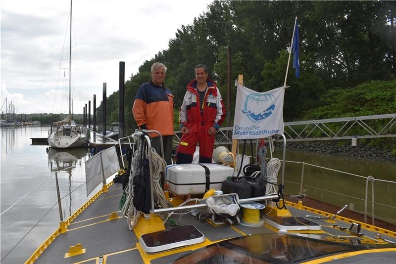 Austausch auf dem Forschungsschiff: Elbfischer Lothar Buckow aus Jork und „Aldebaran“-Skipper Frank Schweikert kämpfen gegen das Fischsterben und das Mikroplastik in der Elbe (von links). Foto: Vasel