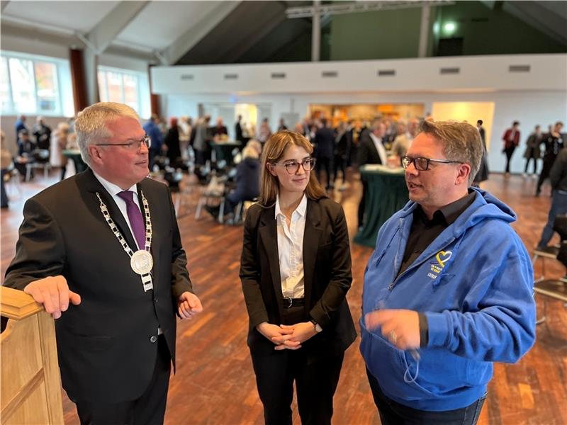 Austausch beim Neujahrsempfang der Gemeinde Jork in der Altländer Festhalle: Bürgermeister Matthias Riel (parteilos) im Gespräch mit Klimaschutzmanagerin Phoebe Schütz und Lothar Weidmüller von „Ein Herz für die Ukraine“ (von links). Fotos: